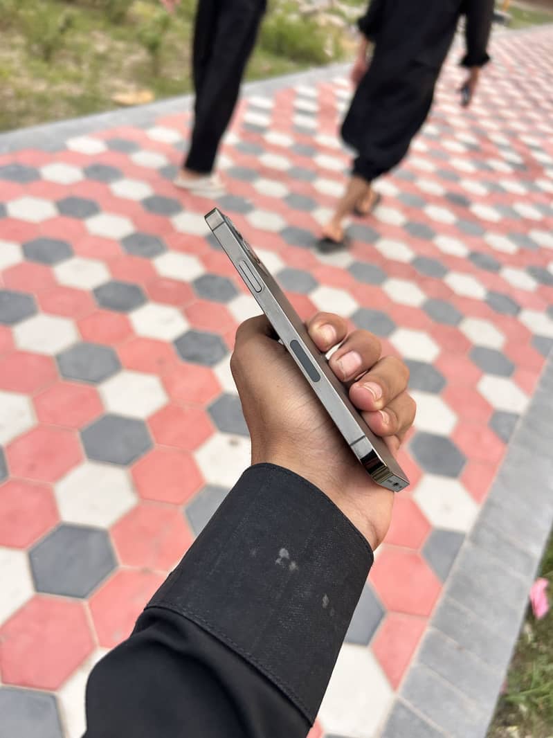 Apple iPhone 12 Pro 4