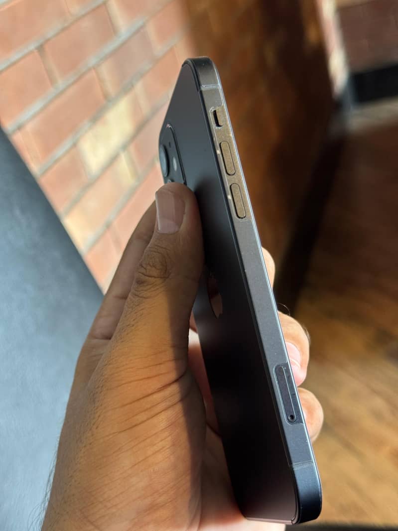 Apple iPhone 12 4