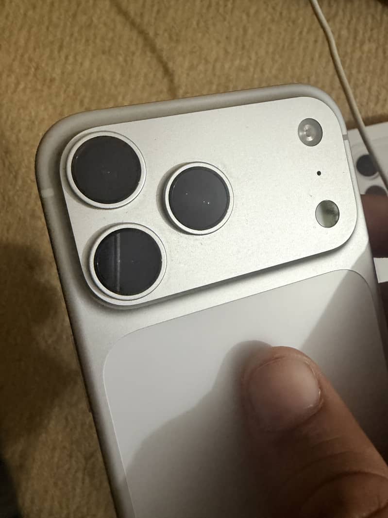 Apple iPhone 17 Pro Max 4