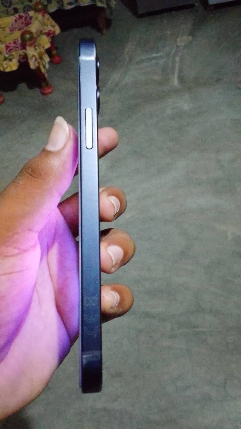 Apple iPhone 12 4