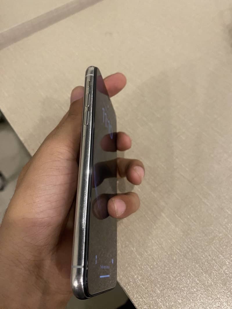 Apple iPhone X 4
