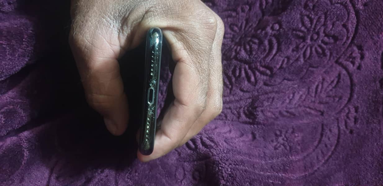 Apple iPhone X 4