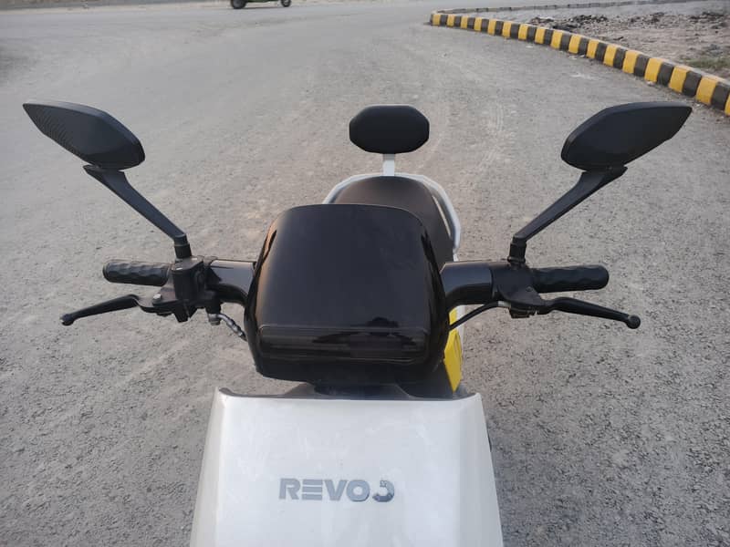 Revoo A12 EV 6