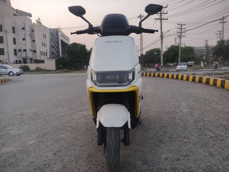 Revoo A12 EV 8