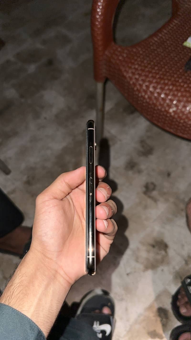 Apple iPhone XS 4