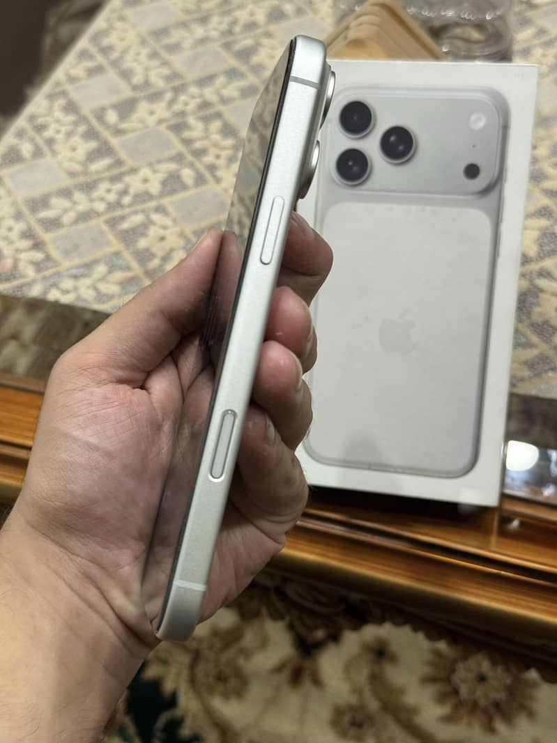 Apple iPhone 17 Pro Max 0