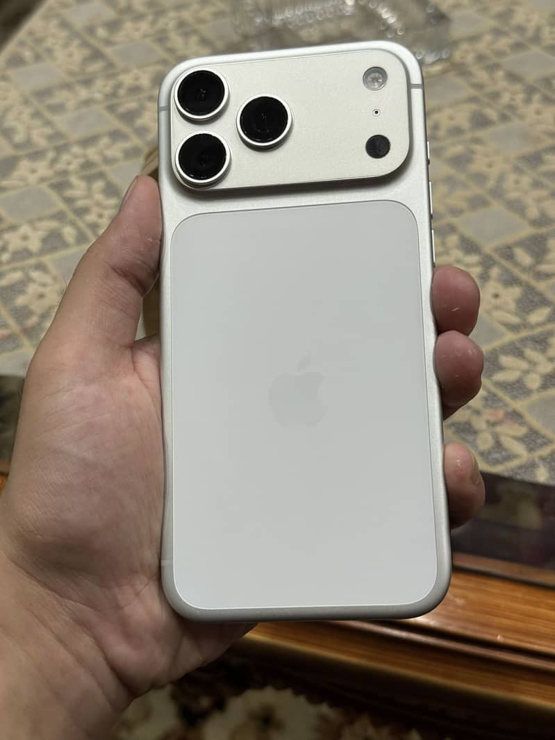 Apple iPhone 17 Pro Max 4
