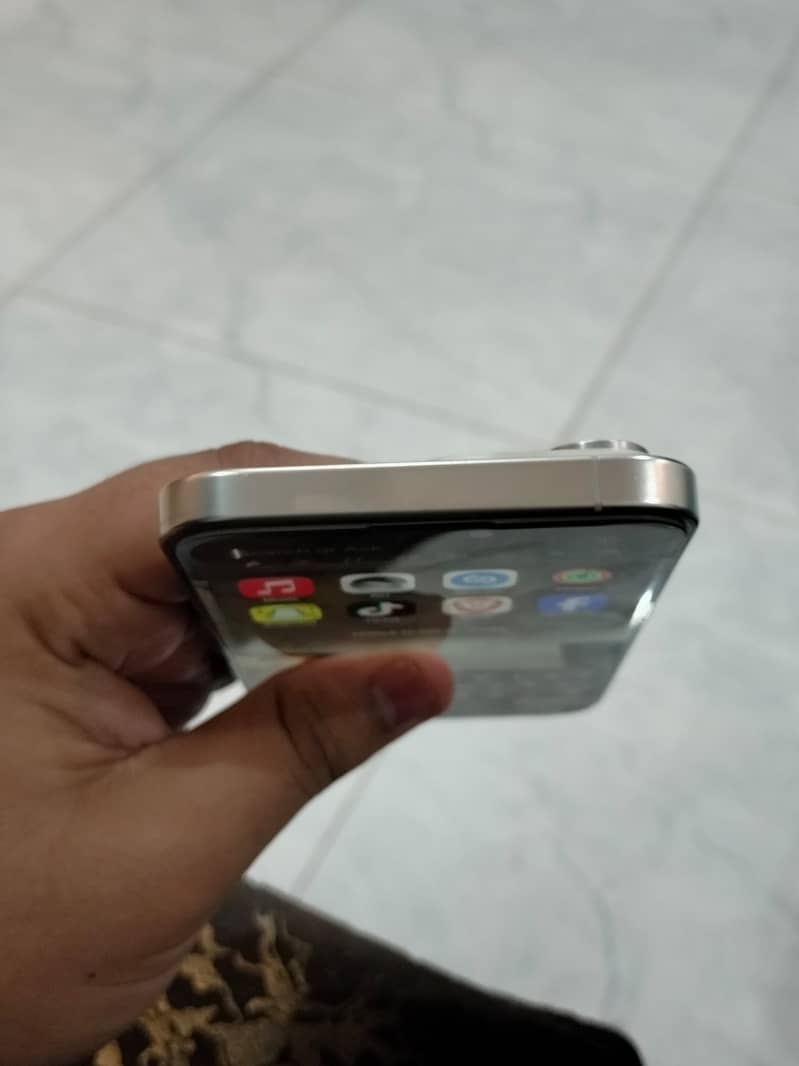 Apple iPhone 15 Pro Max 2
