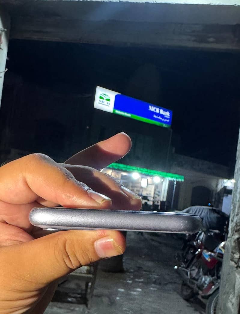 Apple iPhone 11 4