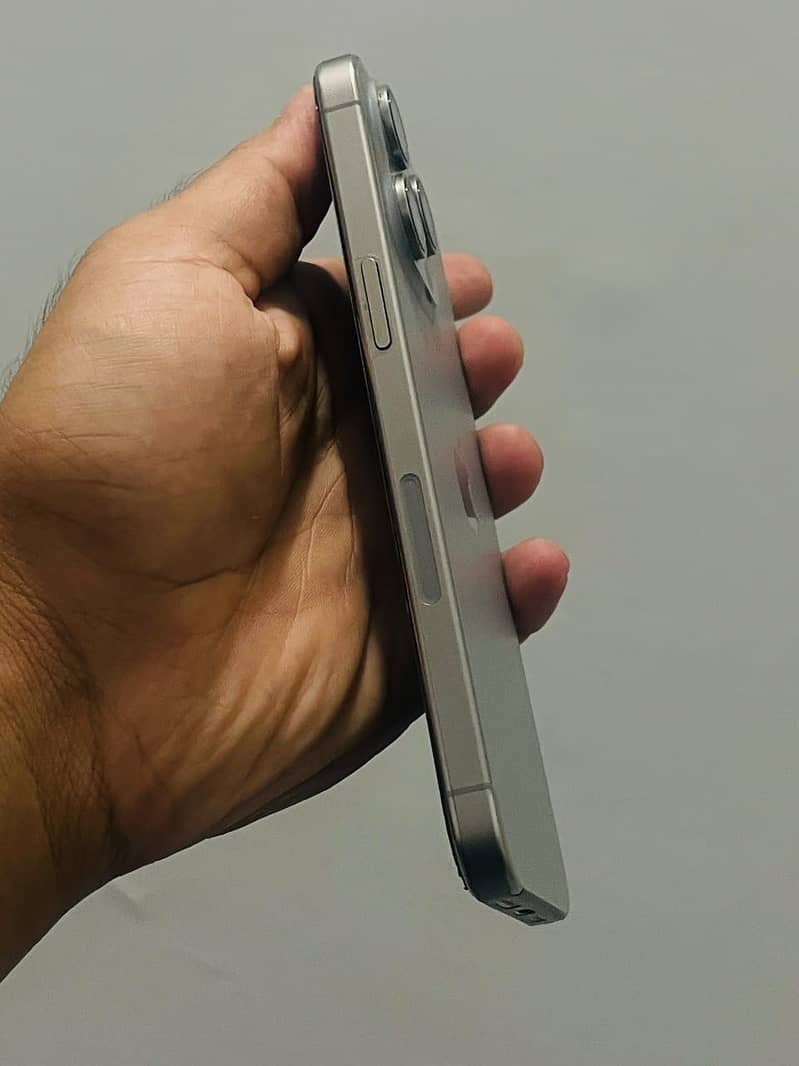 Apple iPhone 15 Pro Max 2
