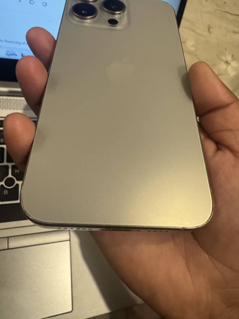 Apple iPhone 15 Pro Max 4