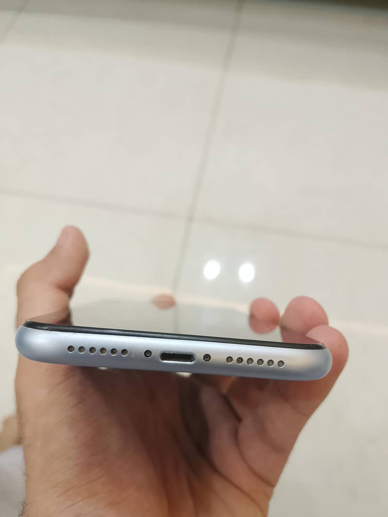 Apple iPhone XR 4