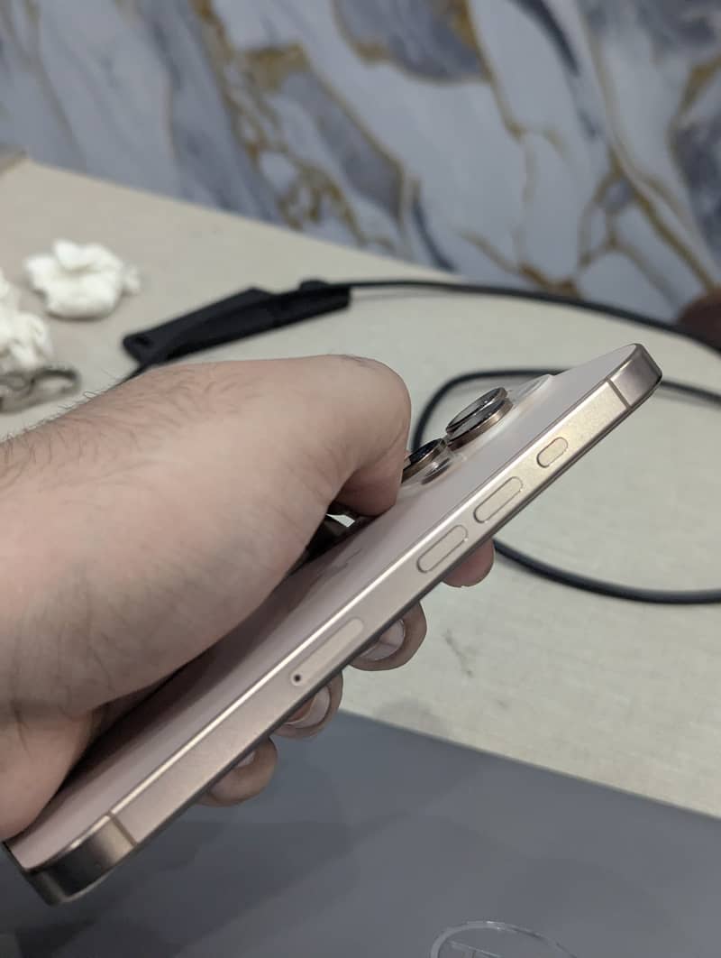 Apple iPhone 16 Pro 2