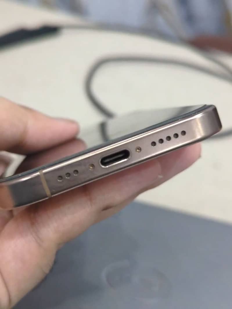 Apple iPhone 16 Pro 3