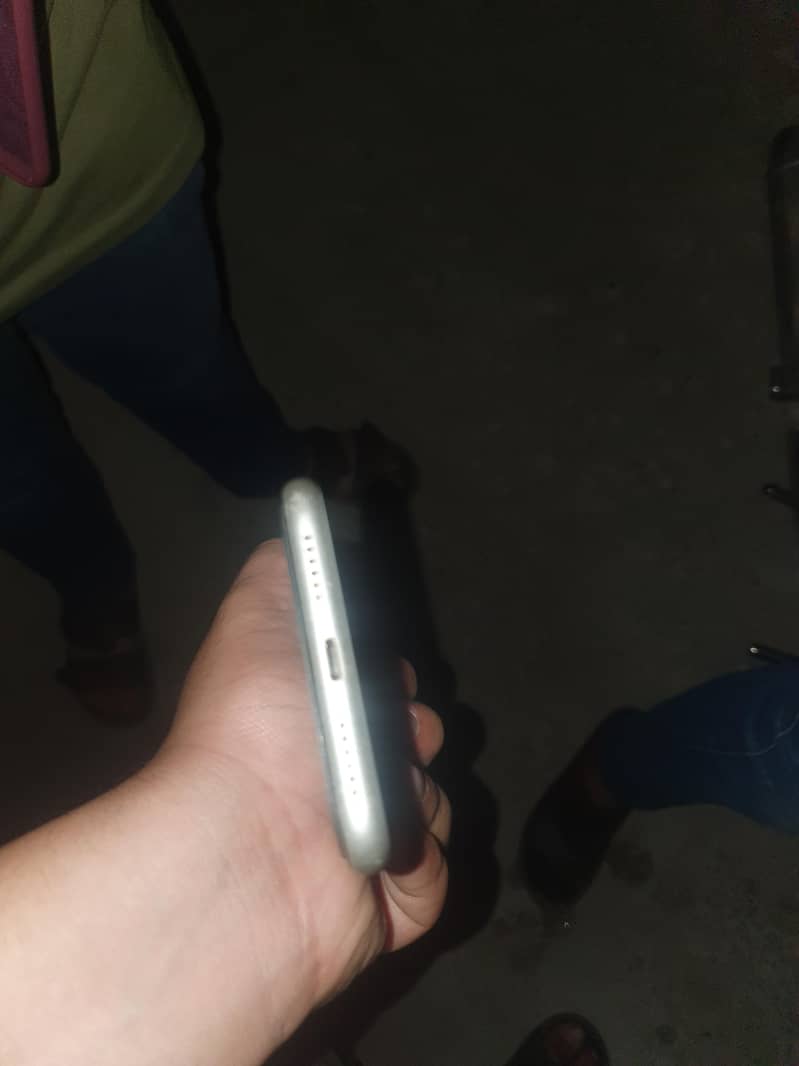 Apple iPhone 11 3