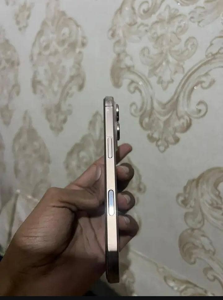 Iphone 16 pro 4