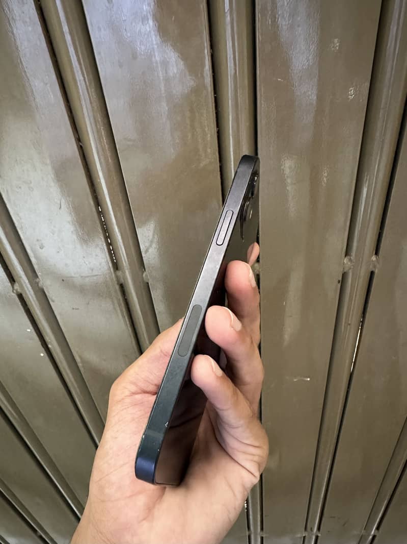 Apple iPhone 12 4