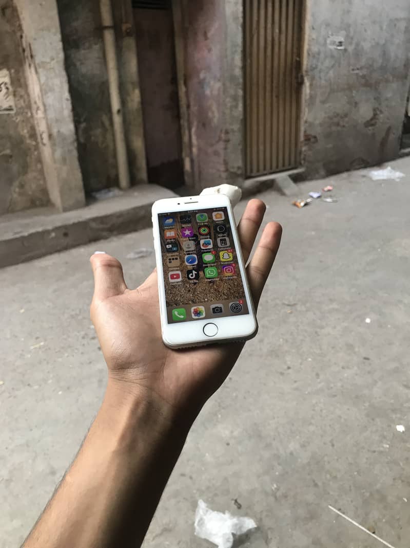 Apple iPhone 8 3