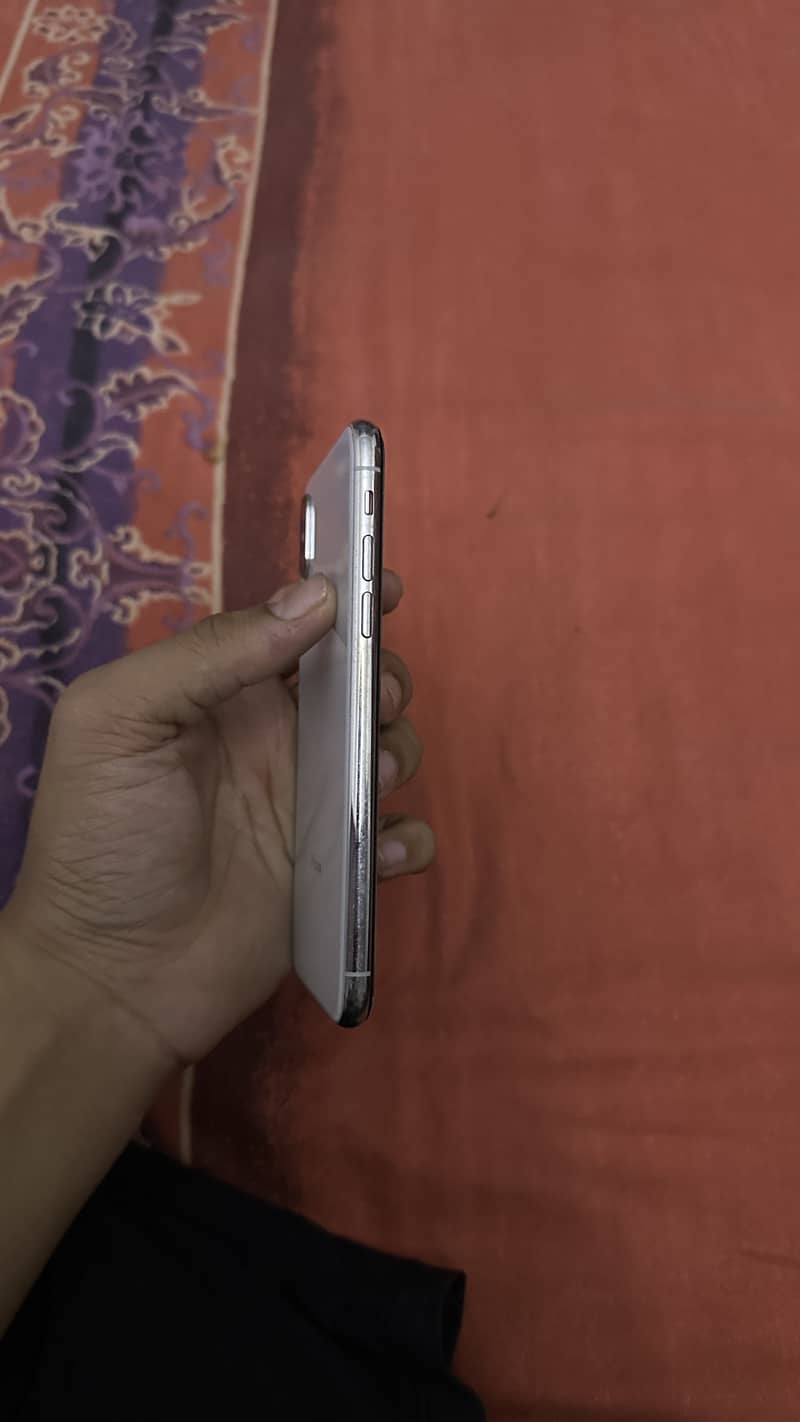 Apple iPhone X 4