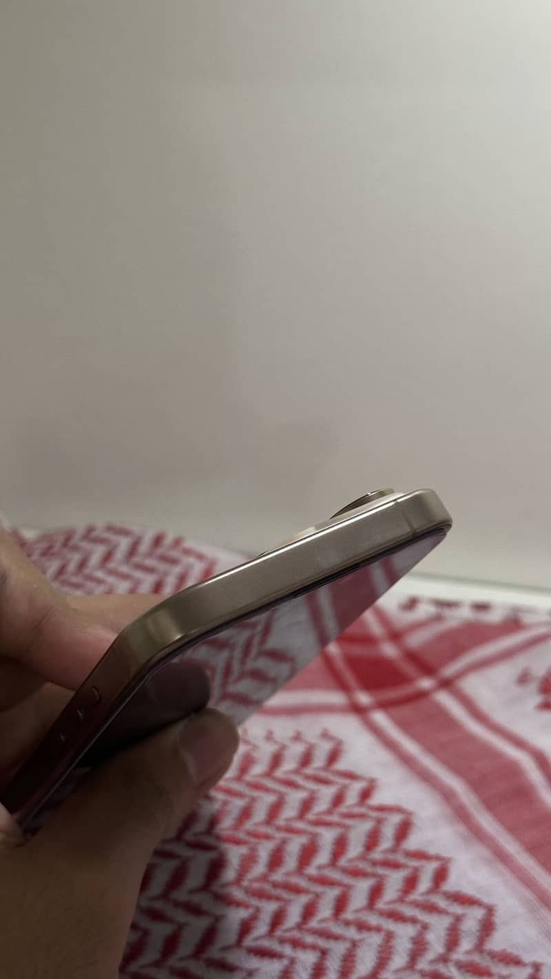 Apple iPhone 16 Pro 4