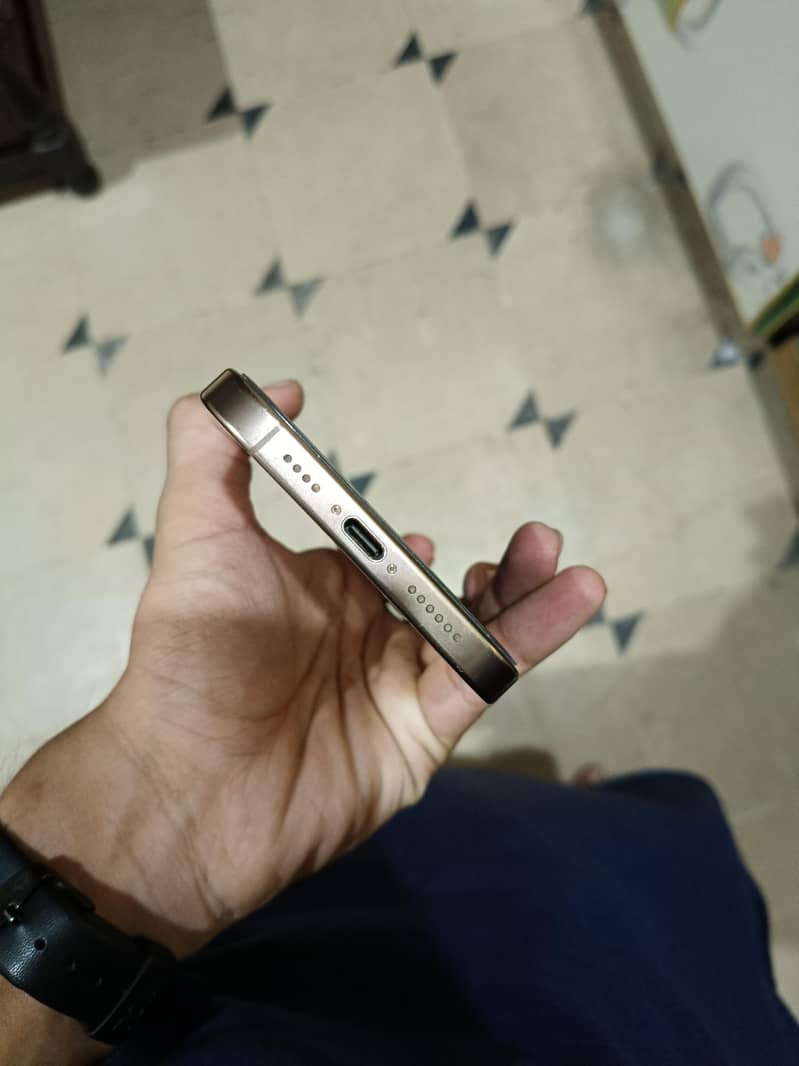 Apple iPhone 16 Pro Max 4