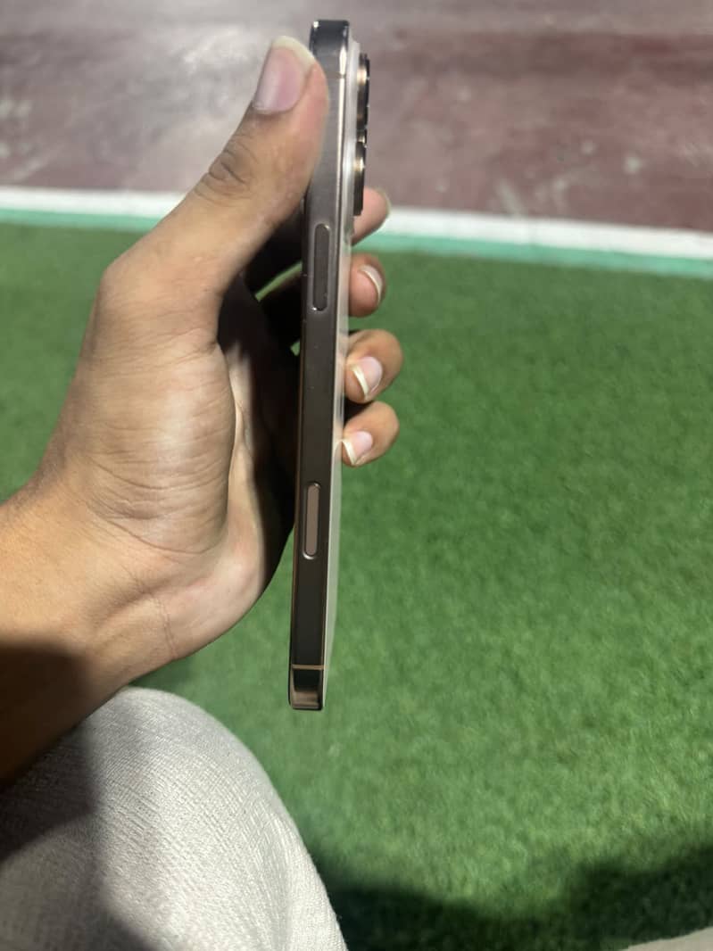 Apple iPhone 16 Pro Max 2