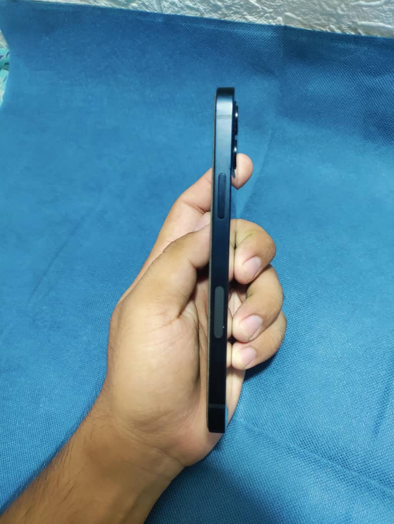 Apple iPhone 12 4