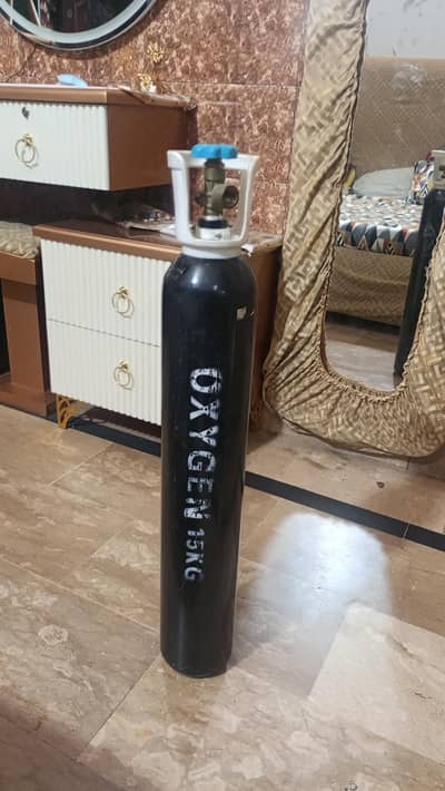 oxygen cylinder/Medical Oxygen/Emergene oxygen condition 10/10 15 kg