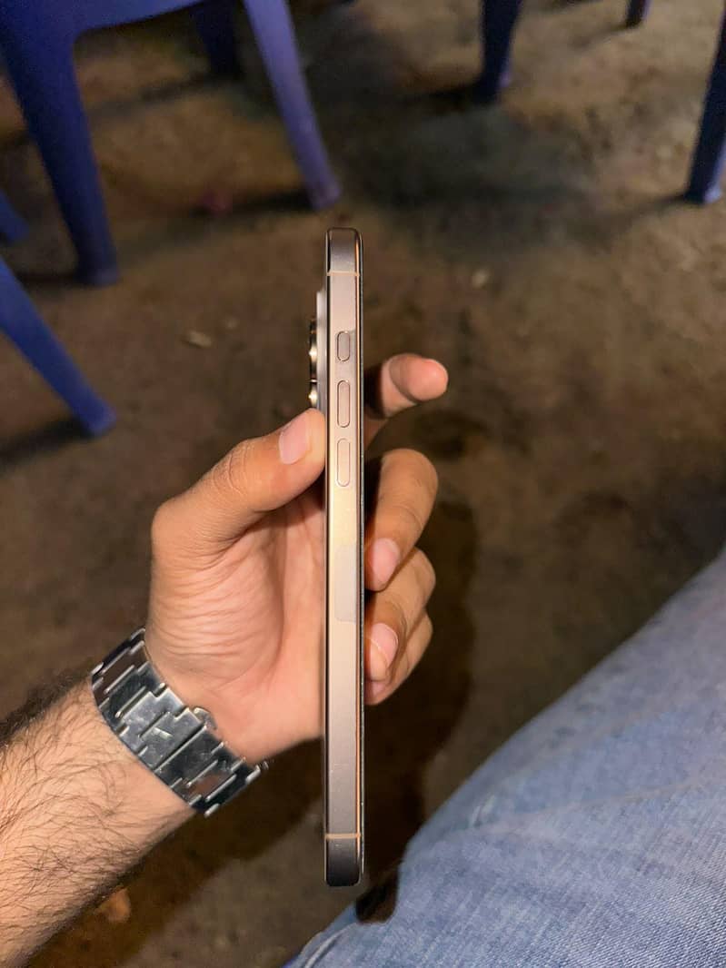 Apple iPhone 16 Pro Max 6