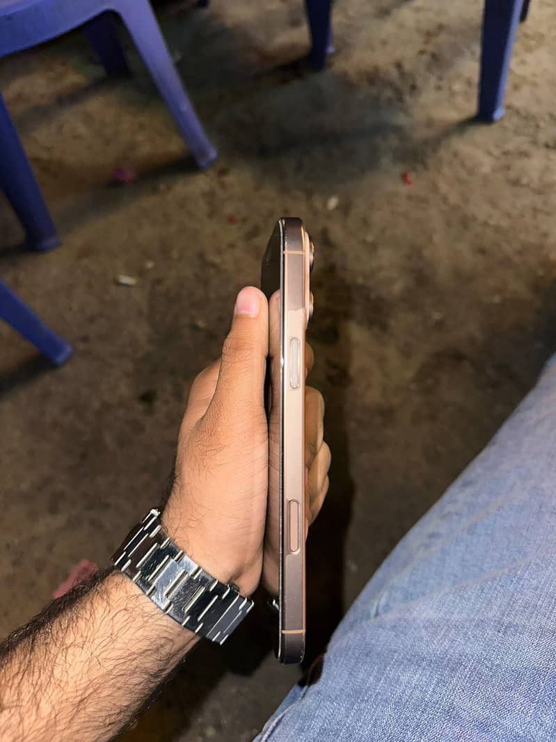 Apple iPhone 16 Pro Max 7