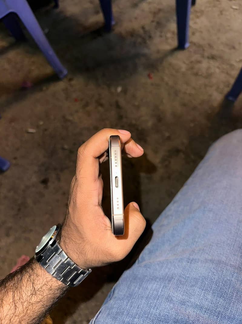 Apple iPhone 16 Pro Max 9