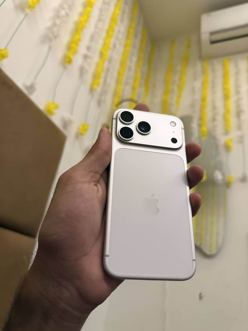 Apple iPhone 17 Pro Max 4