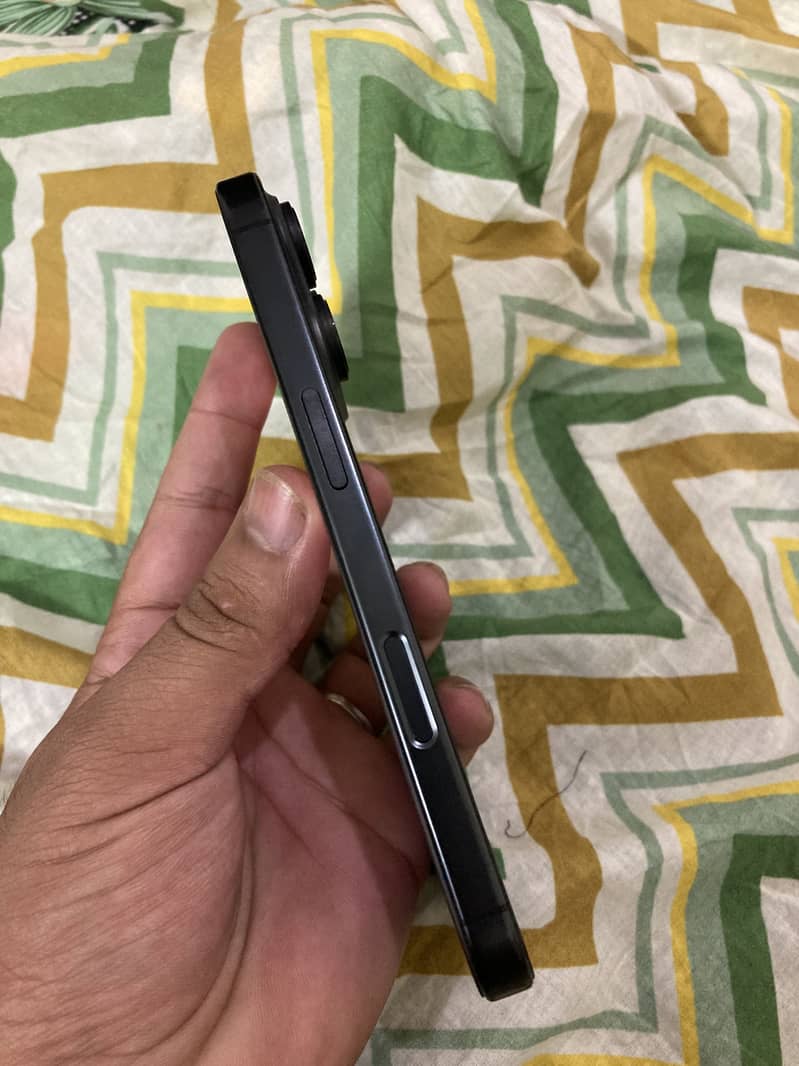 Apple iPhone 16 Pro 1