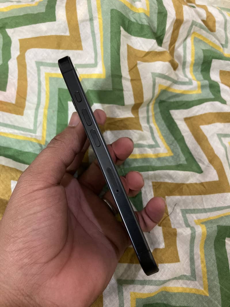 Apple iPhone 16 Pro 2