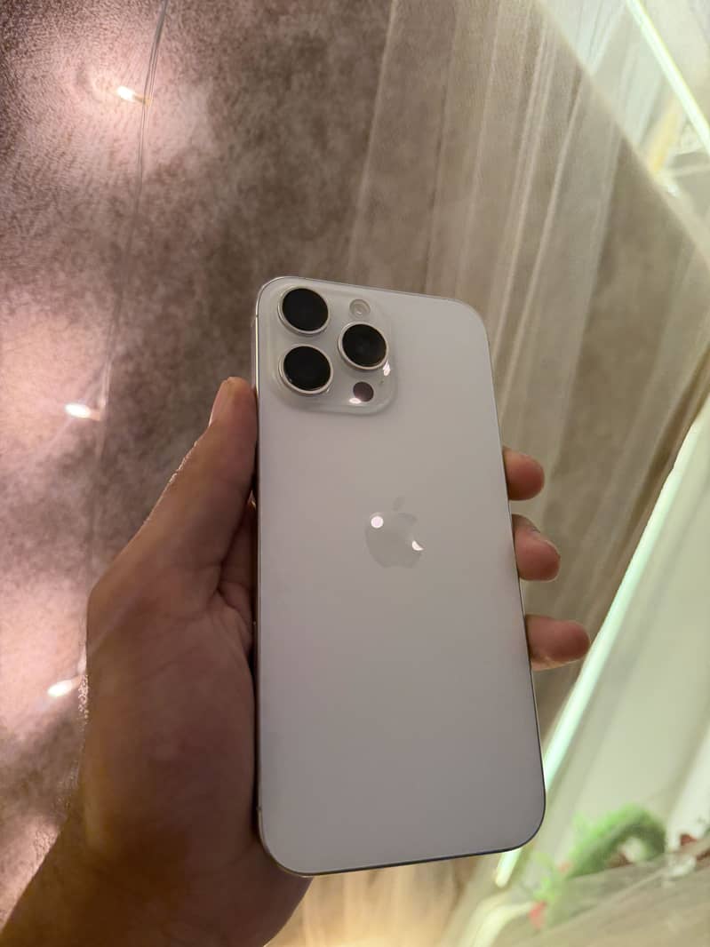 Apple iPhone 16 Pro Max 4