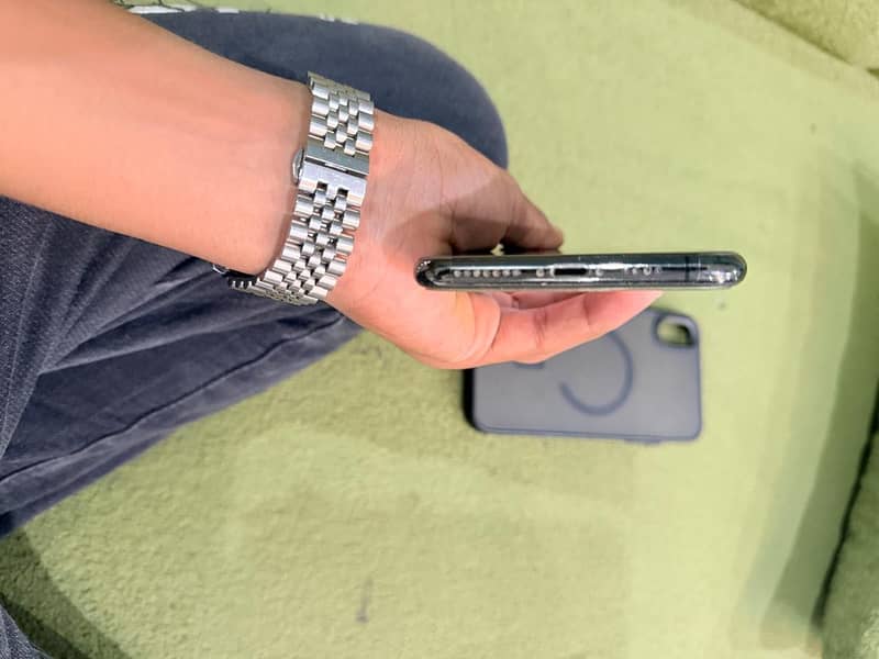 IPHONE XSMAX.     call 03167996812 and whatsapp 03166729722 2