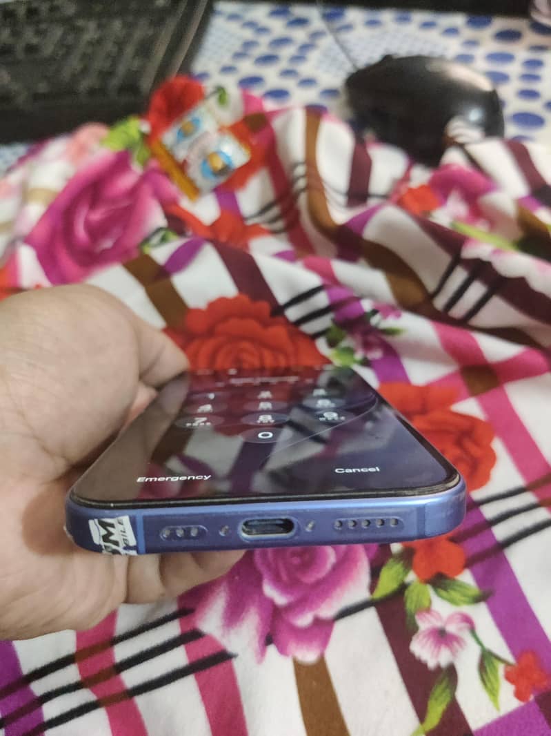 Apple iPhone 16 2