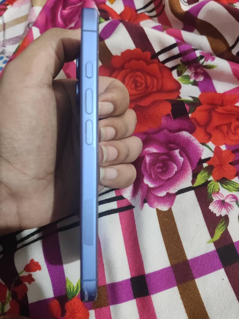 Apple iPhone 16 3