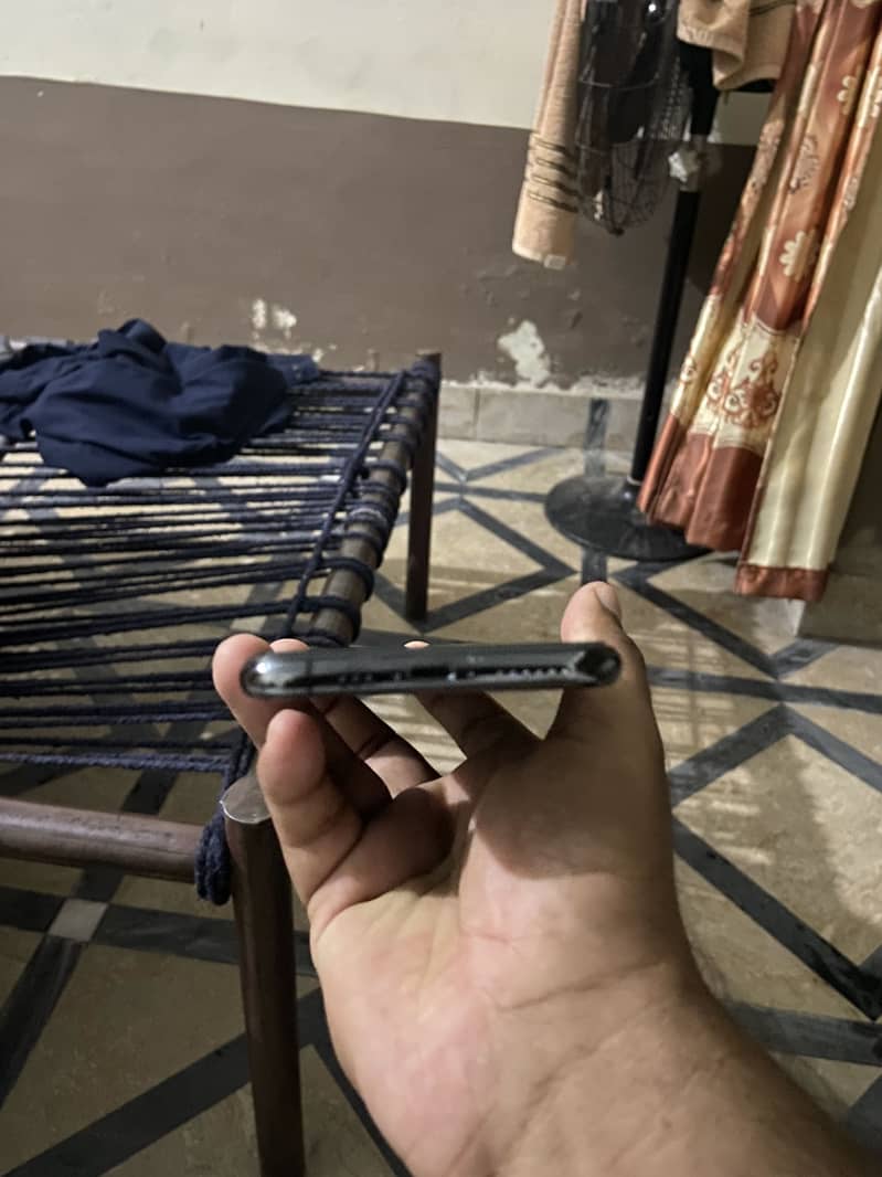 Apple iPhone XS 3