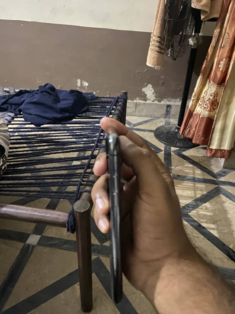 Apple iPhone XS 4
