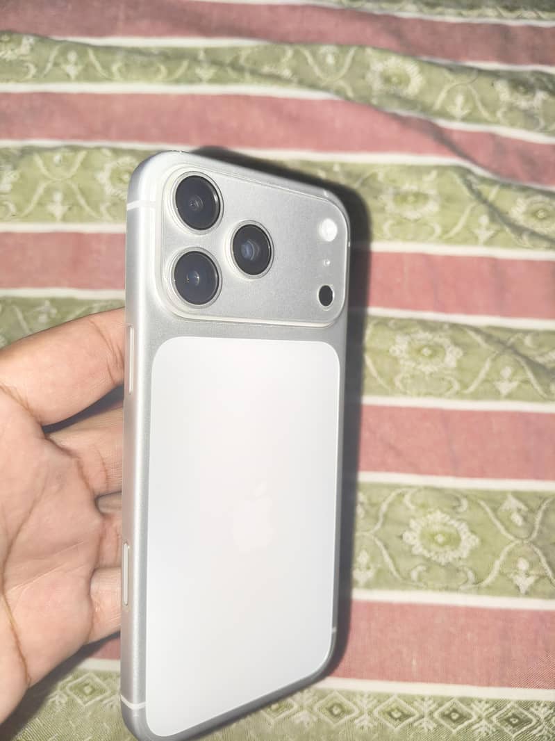 Apple iPhone 17 Pro Max 1