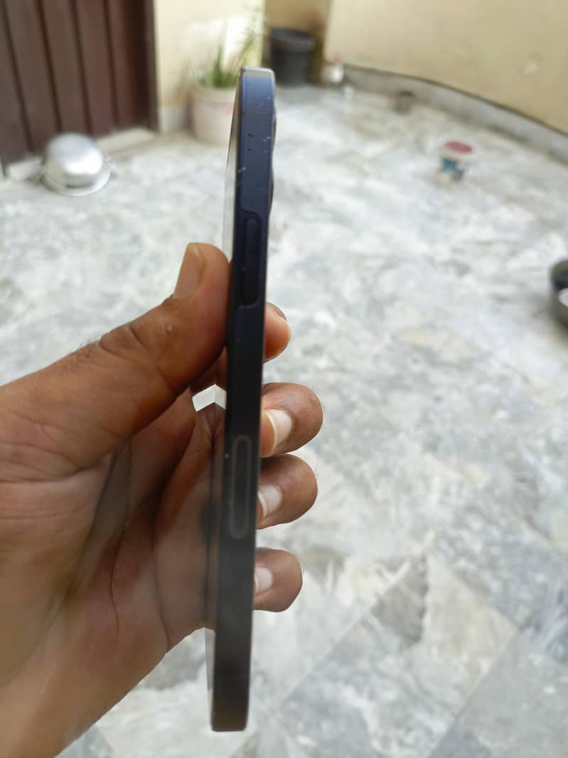 Apple iPhone 12 4