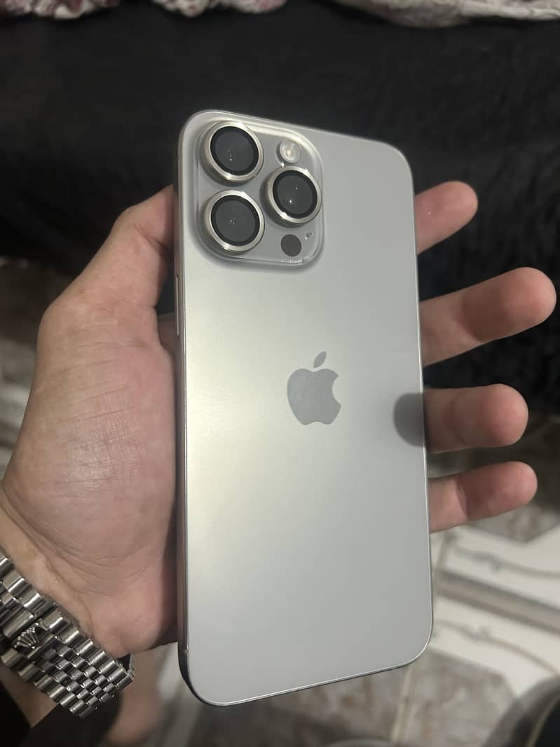 Apple iPhone 15 Pro Max 4
