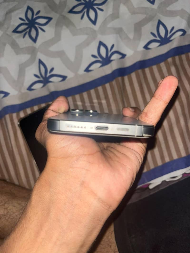 Apple iPhone 15 Pro Max 4