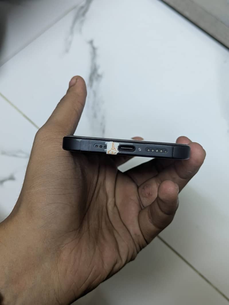 Apple iPhone 16 4