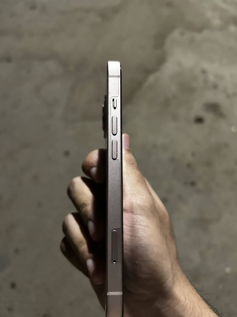 Apple iPhone 13 5
