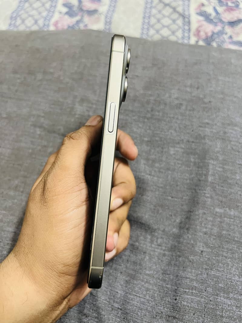 Apple iPhone 15 Pro Max 2