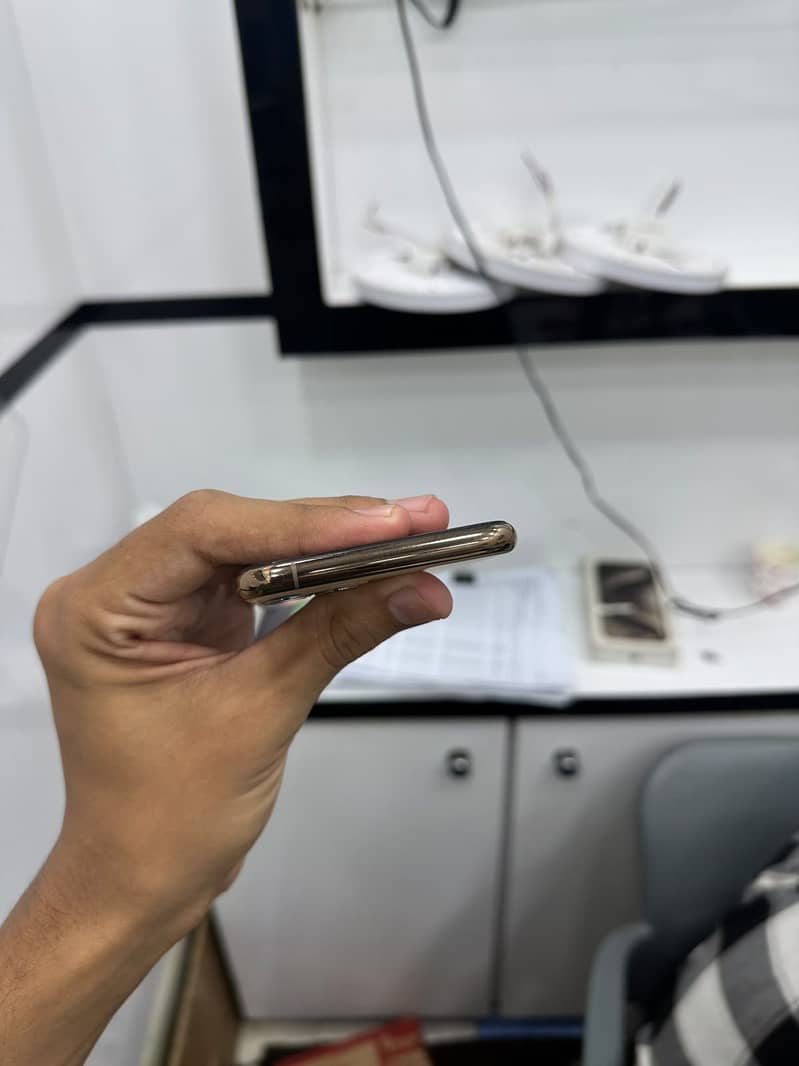 Apple iPhone 11 Pro 4