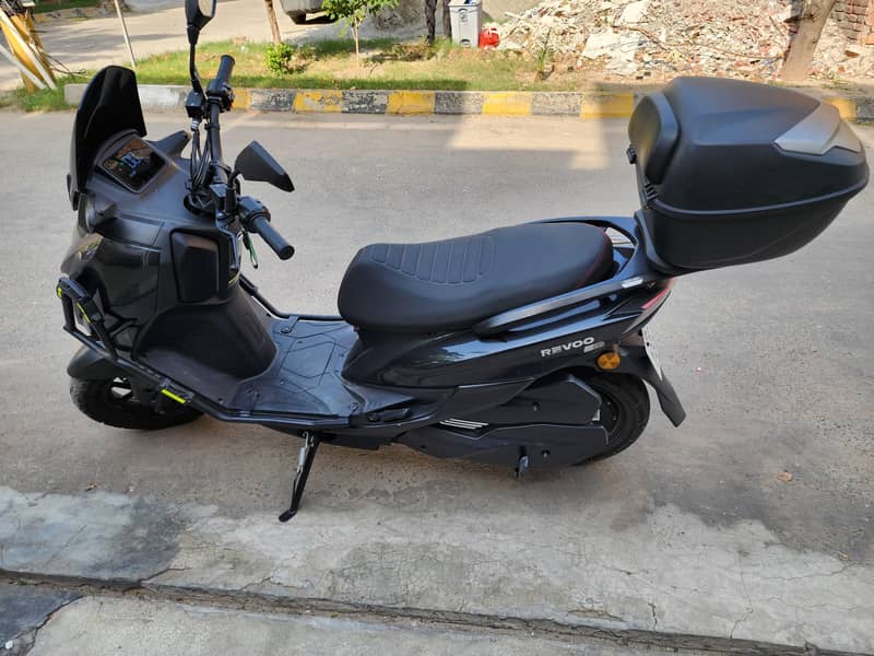 Revoo E52 2