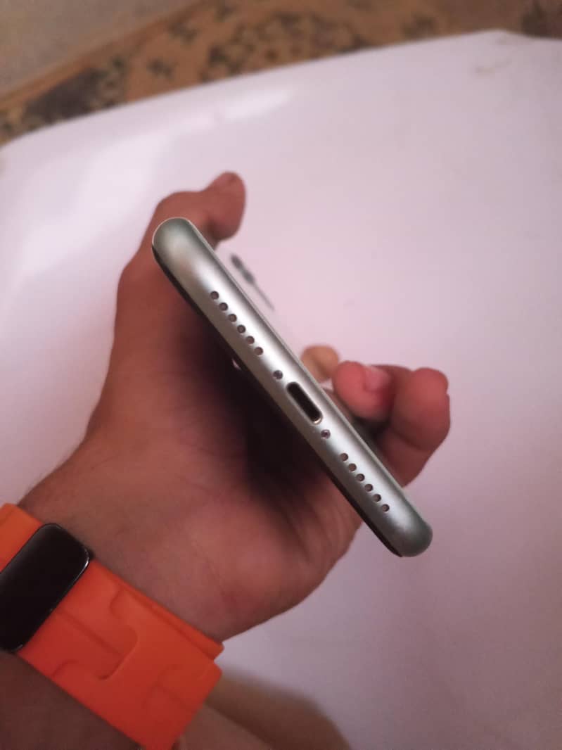 Apple iPhone 11 3